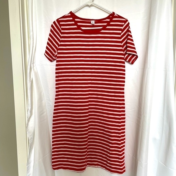 Old Navy Dresses & Skirts - Old Navy/ Red and white striped knee length crew neck short sleeved dress‌‌‌‌‌